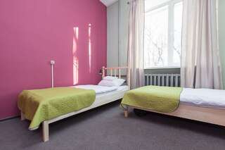 Хостелы Story Hostel Екатеринбург Номер стандарт эконом с 3 односпальными кроватями-4