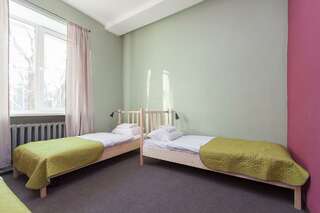 Хостелы Story Hostel Екатеринбург Номер стандарт эконом с 3 односпальными кроватями-2