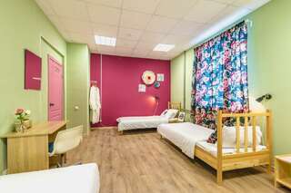 Хостелы Story Hostel Екатеринбург Номер стандарт с 4 односпальными кроватями-1
