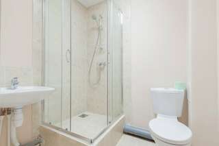 Хостелы Story Hostel Екатеринбург Номер-студия Делюкс с кроватью размера «king-size»-5