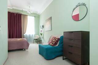 Хостелы Story Hostel Екатеринбург Номер-студия Делюкс с кроватью размера «king-size»-2