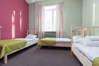 Хостелы Story Hostel Екатеринбург Номер стандарт эконом с 3 односпальными кроватями-1